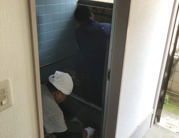 浴室解体中