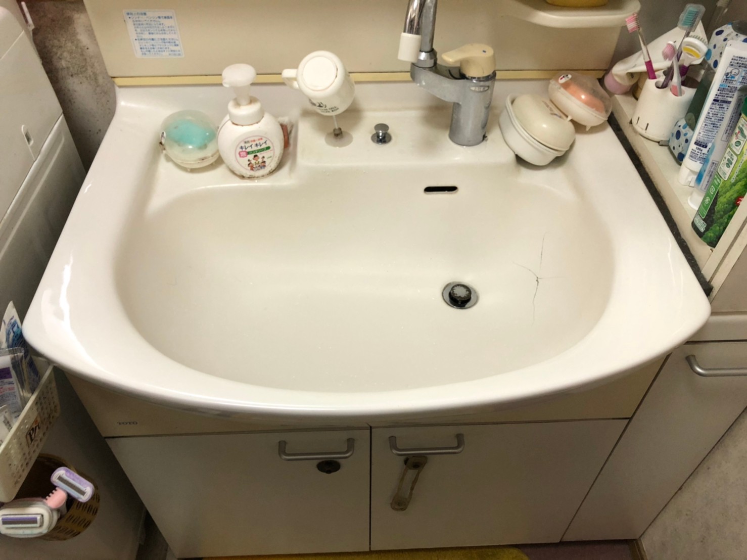 太田市にてTOTOの洗面台にひびが入ってしまったとのことで現場調査に行ってきました