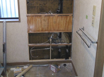 洗面台裏壁・既存配管撤去、新規配管設置作業