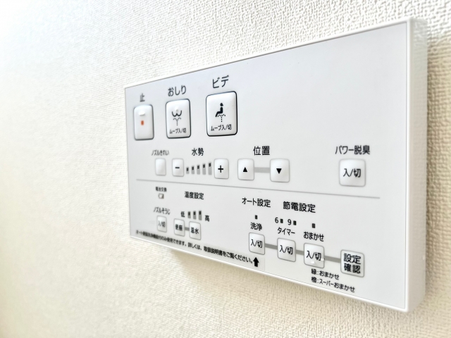 【前橋市】トイレのリモコンが故障した!自分で交換する方法・注意点を解説 |群馬県内施工実績No1のミヤケンリフォーム