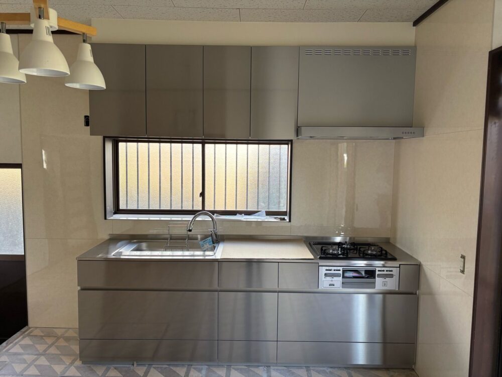 【2025年最新情報】キッチンのシンクの素材は何がいい?ステンレス、人造大理石、ホーロー比較 |群馬県内施工実績No1のミヤケンリフォーム