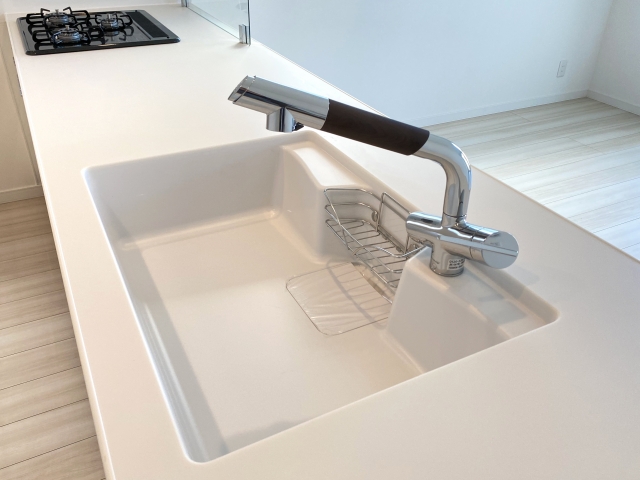 【2025年最新情報】キッチンのシンクの素材は何がいい?ステンレス、人造大理石、ホーロー比較 |群馬県内施工実績No1のミヤケンリフォーム