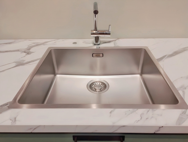 【2025年最新情報】キッチンのシンクの素材は何がいい?ステンレス、人造大理石、ホーロー比較 |群馬県内施工実績No1のミヤケンリフォーム