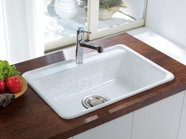 【2025年最新情報】キッチンのシンクの素材は何がいい?ステンレス、人造大理石、ホーロー比較 |群馬県内施工実績No1のミヤケンリフォーム