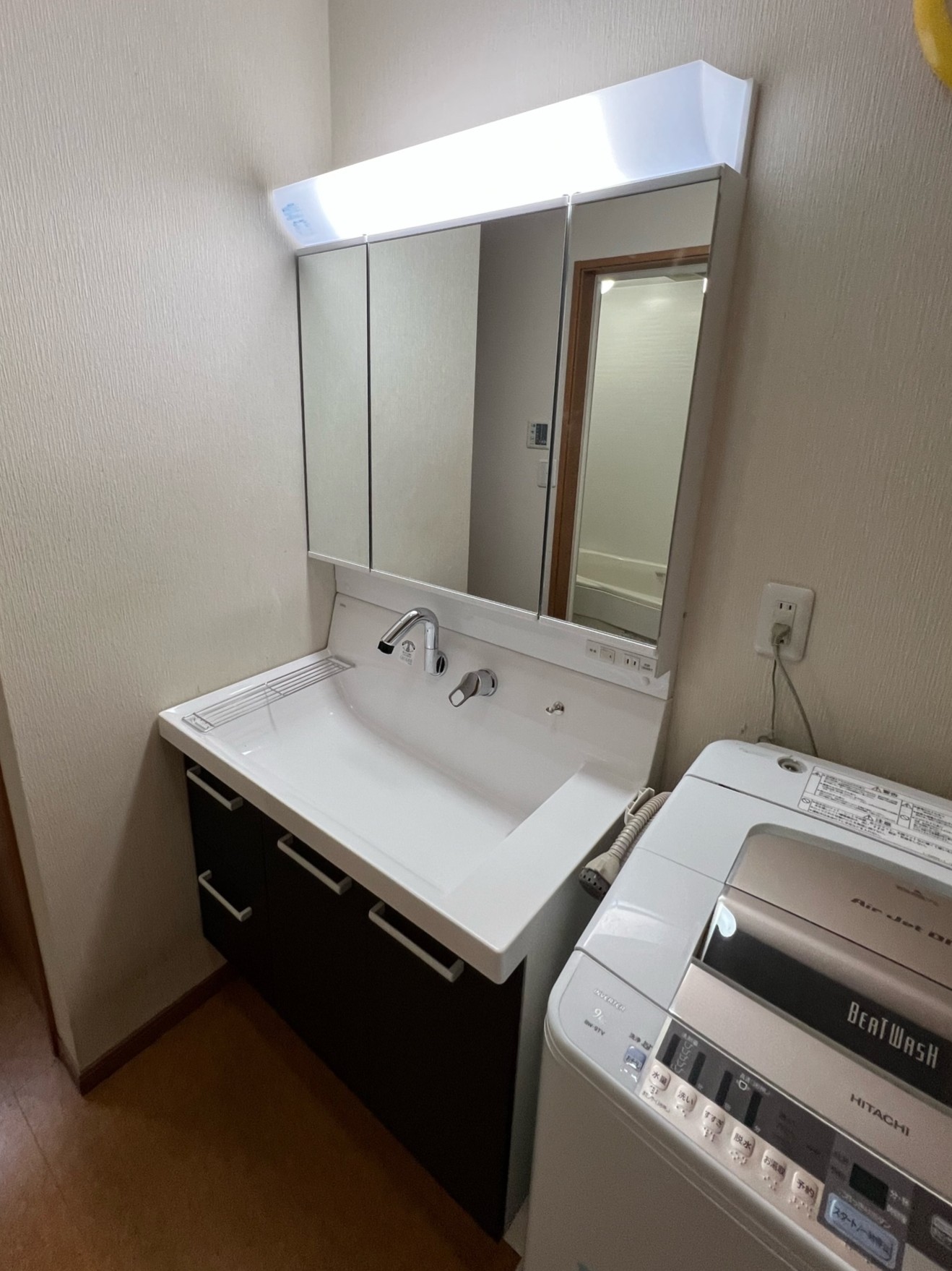 高崎市飯塚町S様　【LIXIL ピアラ】10年以上使用した洗面台を美しくリフォーム